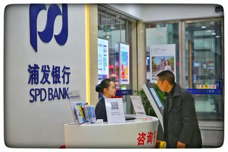 大堂经理耐心接待客户咨询