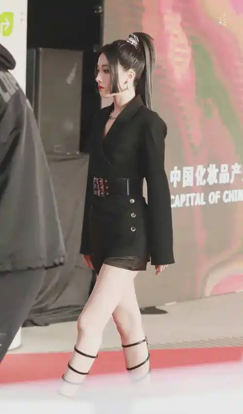 喻言电竞公益赛红毯饭拍图黑色西装短裙公主切造型