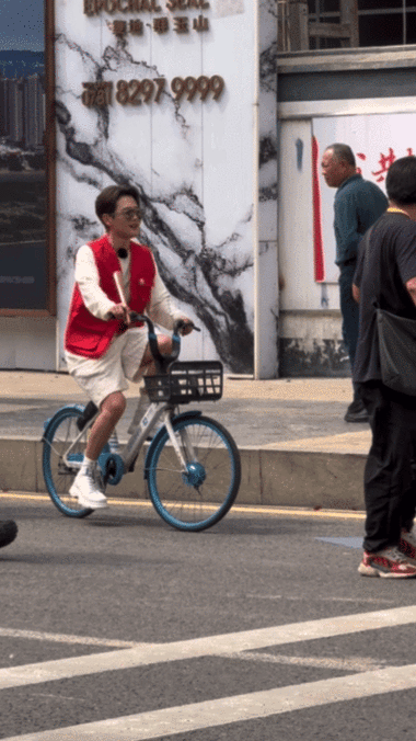 长沙街头偶遇孟鹤堂#长沙的粉丝是不是都在偶遇孟鹤堂啊!