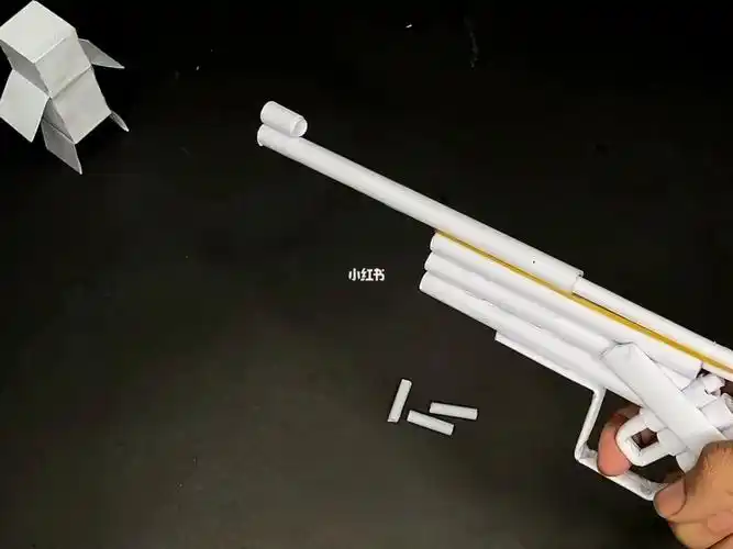 用a4纸做一把能扣动扳机的玩具枪,小朋友们看一遍就学会 #手工