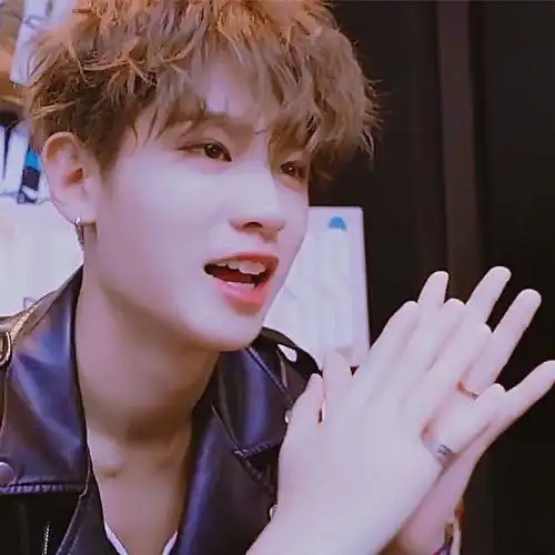 有没有黄明昊泰菲笑的图片