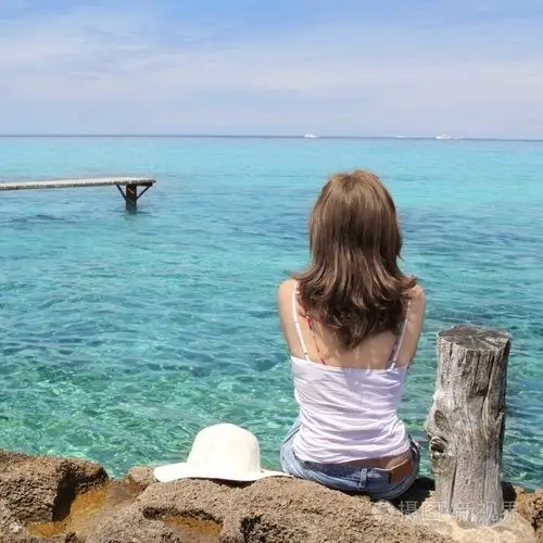 望福门特拉岛绿松石海旅游背女