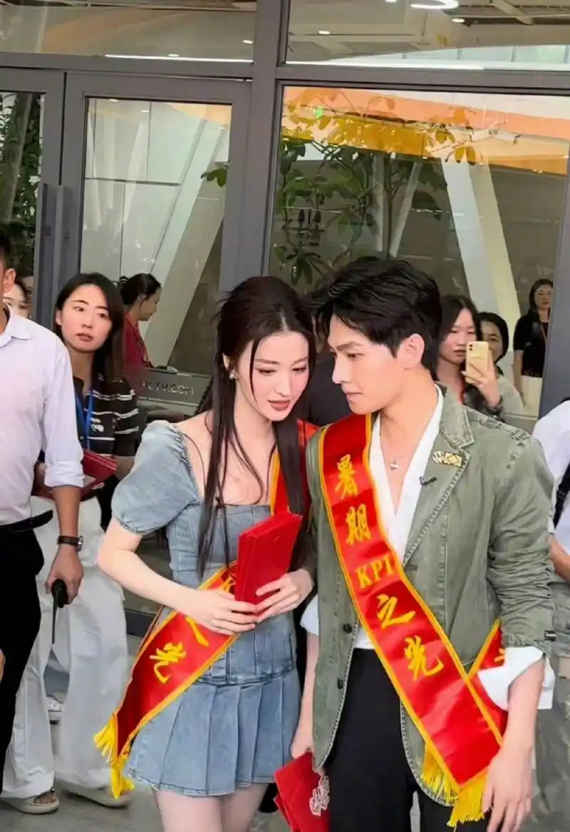 【杨洋王楚然好像婚礼迎宾】要被笑死了,谁给杨洋和王楚然戴的啊,这站