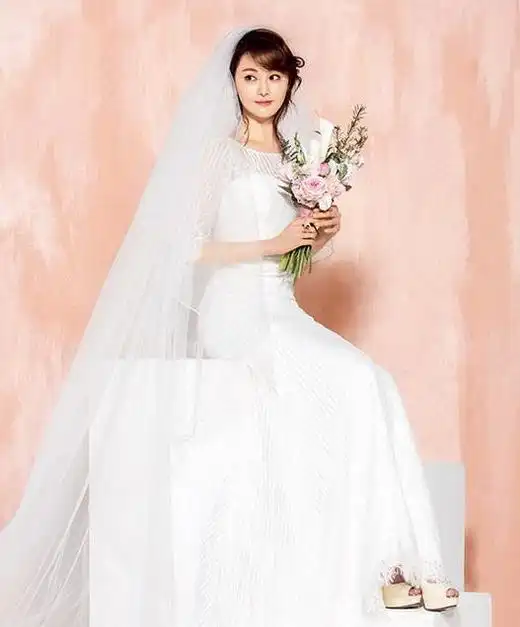 郑爽高贵端庄,依旧美丽动人!