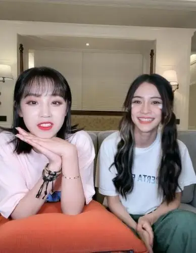 不和风波后杨颖空降宋雨琦直播间约饭做指甲感情超级好