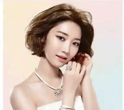 大脸的女生,她选择的是这一种蓬松式的头顶尖女生短发发型,栗色的头发