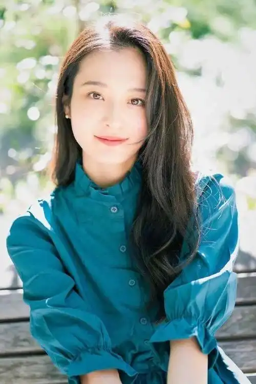 亚裔美女校花爆红,轻轻一笑迷倒直男,比奶茶妹妹还清纯!