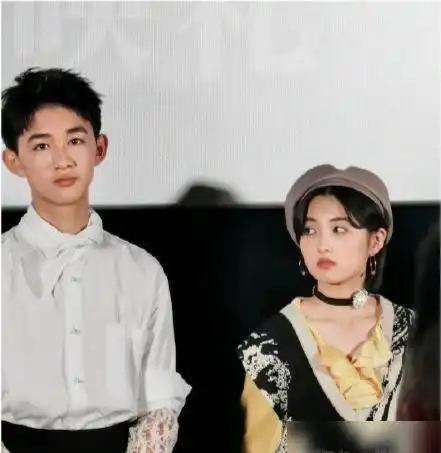 荣梓杉张子枫互动甜蜜引热议网友要拍姐弟恋的剧方快点找上来