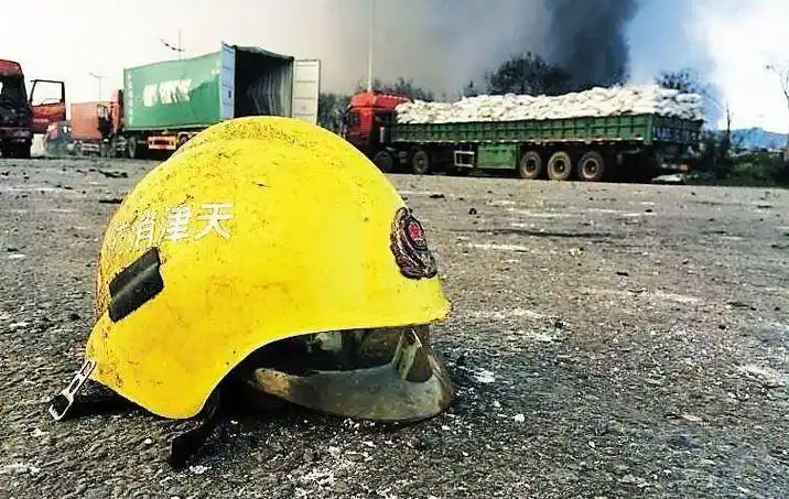 原创故事天津大爆炸全队27名消防员只1人幸存却被指责苟且偷生