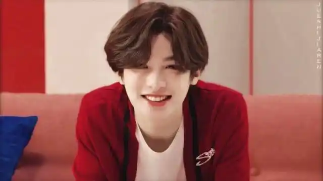 第二天一早,江匇一进班门就看了黄明昊那"邪恶"的笑容