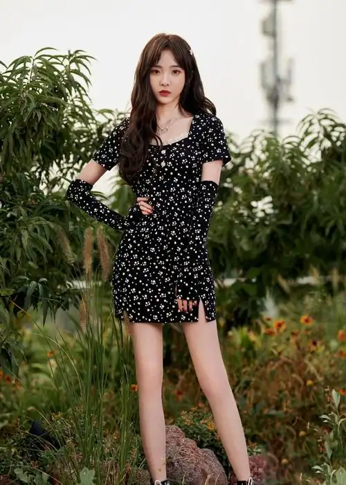 郑乃馨黑色碎花短裙写真郑乃馨黑色碎花短裙写真郑乃