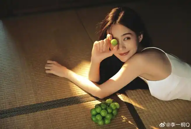 李一桐青提白裙大片