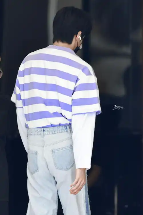 耀文你好星期六上班饭拍9615紫白相间短袖 牛仔裤穿搭好好看背影
