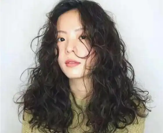 小卷头发怎么打理 女生小卷发型效果图