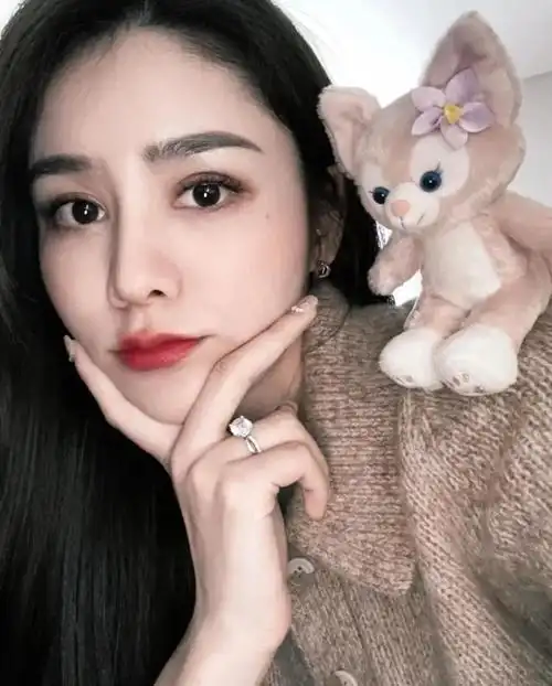 张馨月晒美照"装嫩",鸽子蛋钻戒出镜率超高,林峯真的太宠妻了_腾讯