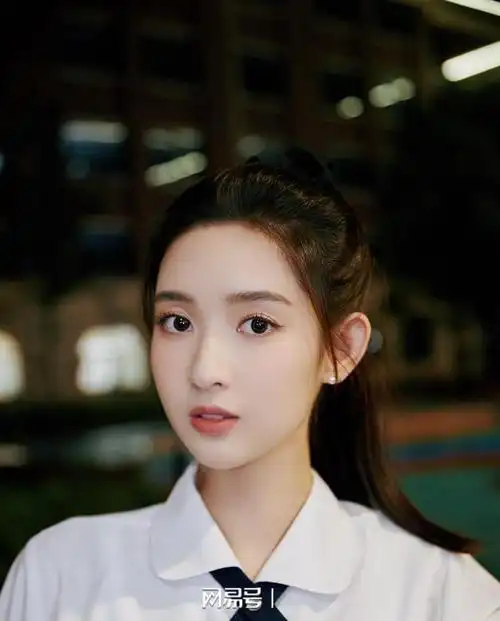 王玉雯黑白学生装青春活力写真