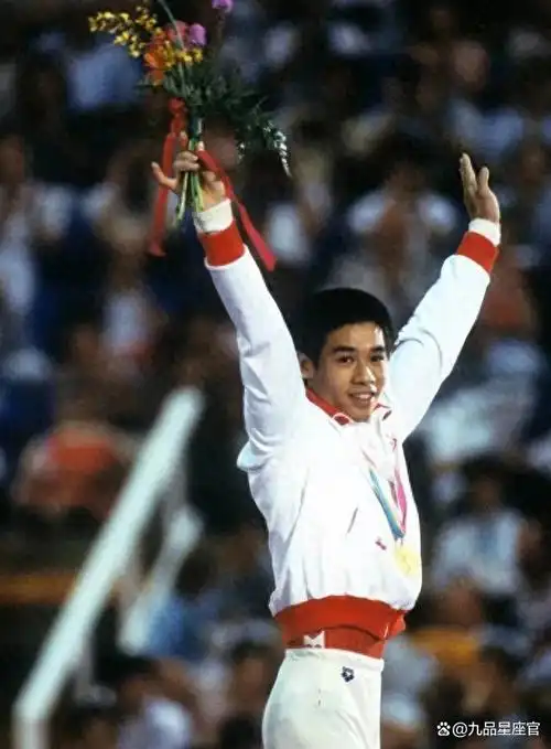 60岁李宁全家现状:头发稀疏,62岁妻子风韵依旧,儿女很少露面