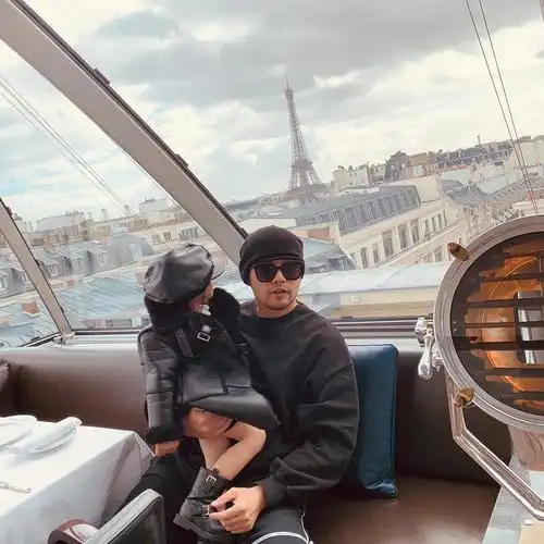 瘦了!周杰伦与小粉丝合照重回颜值巅峰