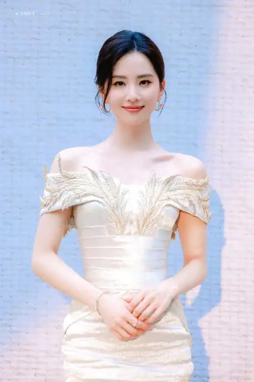 刘诗诗一颦一笑皆是岁月静好,如诗如画,气定神闲,风轻云淡,一姐的美貌