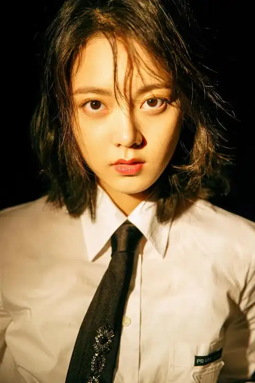 赵今麦西装配哪吒丸子头干练大气不乏少女感裤子成全身亮点