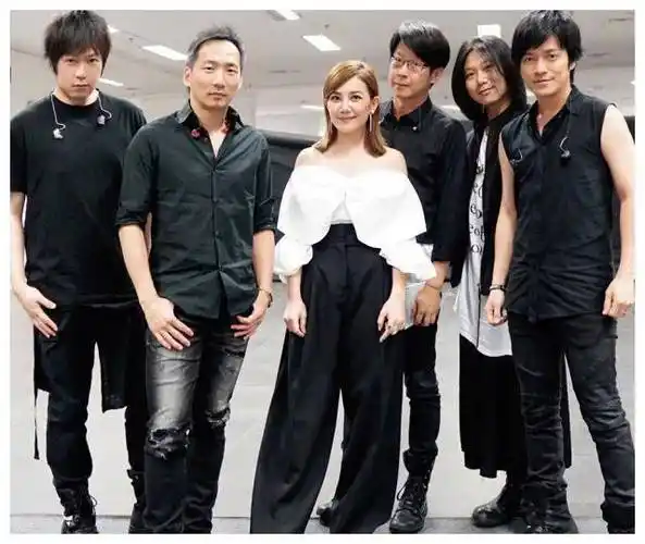 155梁静茹好会穿,及踝礼服配驴蹄鞋显高显瘦,41岁成小个子模板_身材