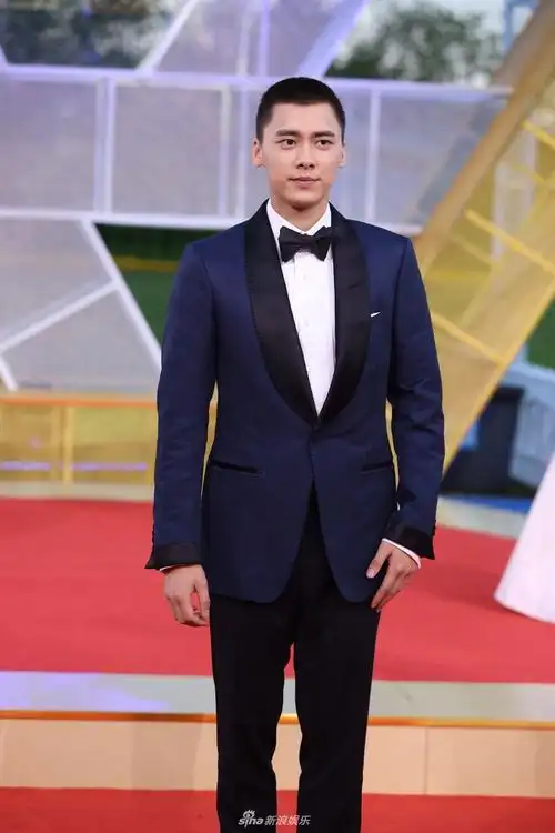 组图:李易峰寸头亮相红毯 蓝西装搭领结帅气优雅