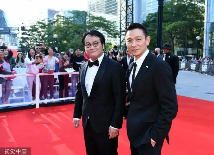 《红毯先生》在#多伦多电影节#全球首映,导演宁浩,主演刘德华亮相红毯