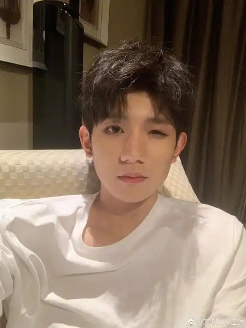 王源怀疑自己自拍技术