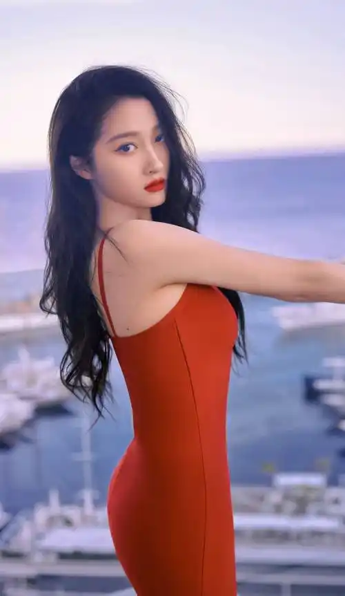 关晓彤红色吊带连衣裙性感写真_锁骨_照片_亮片