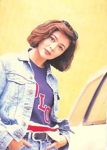 关之琳这一身丹宁风加上她的短发造型和墨镜,帅气潇洒的模样太迷人.