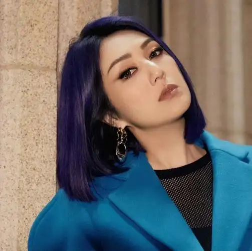 杨千嬅现身湛江染紫发皮肤松垮显老态网友又老又壮