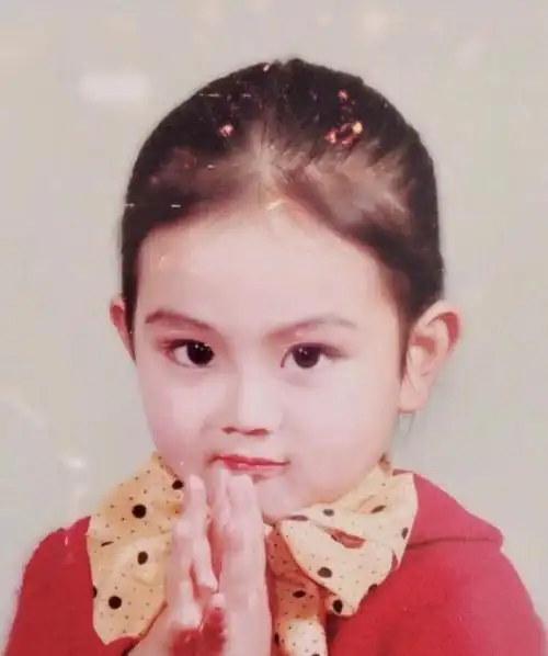 从小就送她学跳舞和唱歌,培养她的才艺.