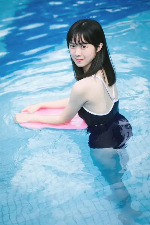 性感死库水长发美女泳池湿身诱惑写真图片