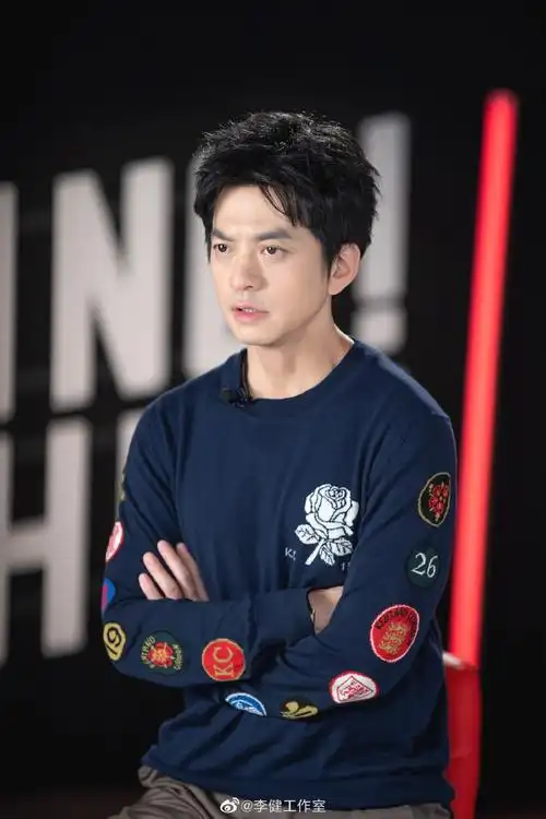 李健超话每到周五是"严肃脸"的李老师.#中国好声音