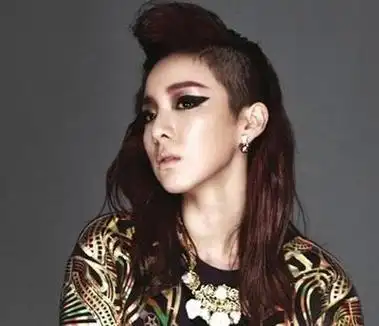 后面与头顶长发微微烫卷,弄成富有设计感的女生露额剃鬓角中长发发型