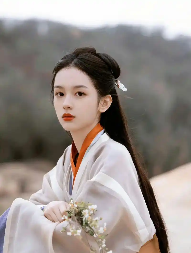 周也古装好美,撑伞抬眸真的好有氛围感,今天也是被也子的脸霸凌的一天