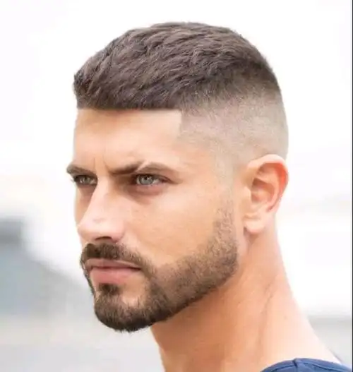 对于广大的男士来说,选择发型首先要让自己显得比较精神 干净,像这种