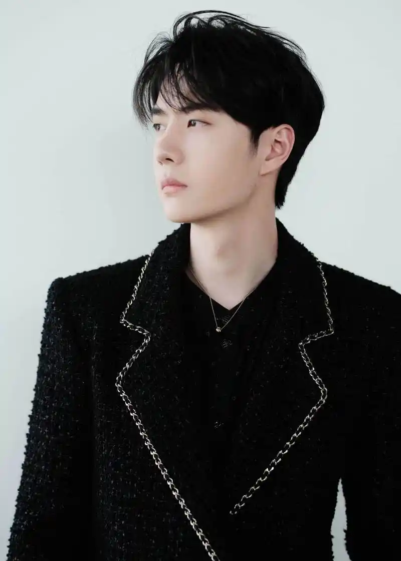 王一博# 一博的红毯造型好绝,主打一个高级贵气!