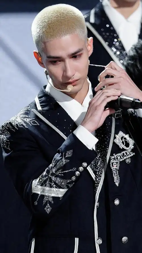 米卡 into1门面主唱