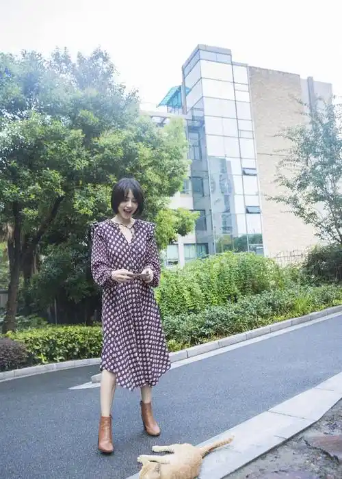 高圆圆复出近照惹人羡,一点不像孩子的妈_身材_牛仔_黑色