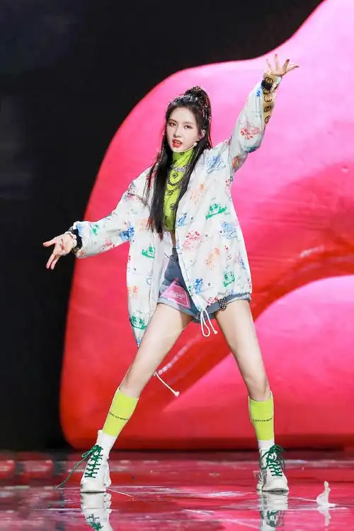 刘些宁甜酷俏皮舞台照图片14