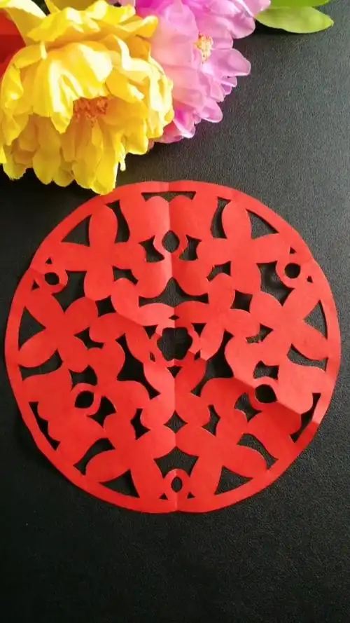 剪纸#手工剪纸传统三角窗花,一起动手来做吧.