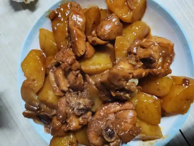 鸡腿炖土豆的做法