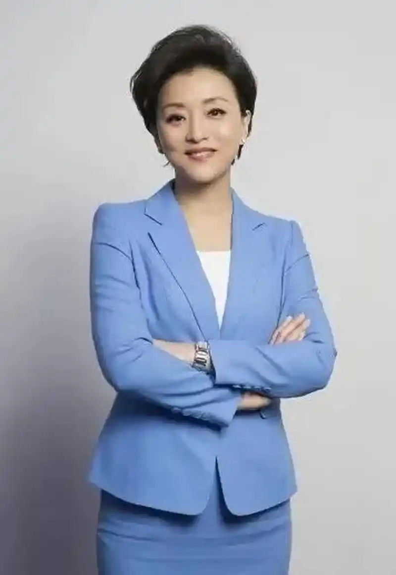 现年55岁的杨澜目前拥有多重身份,包括知名女主持人,资深媒体人,企业