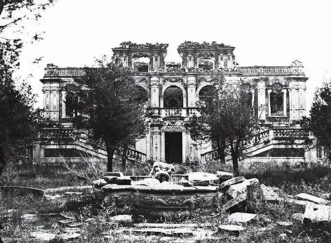 楼全部景观占地80亩,大约占 a target="_blank" href="/item/圆明园