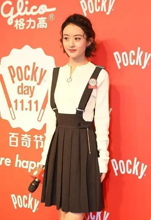赵丽颖离婚后,穿着打扮好有少女感,百褶裙配短发,妥妥少女范