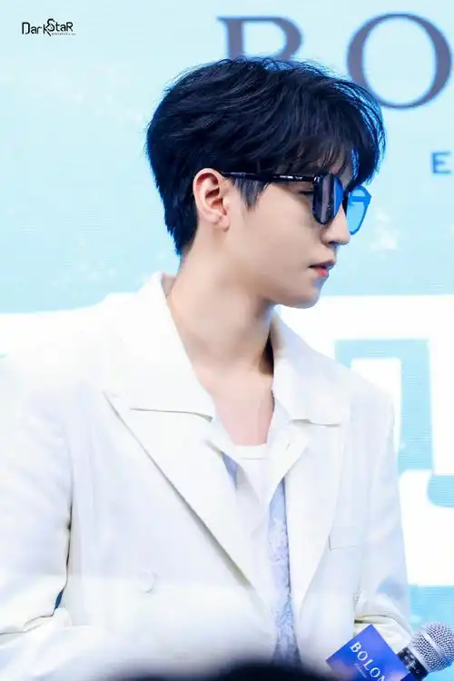 王俊凯白西装金丝眼镜造型##王俊凯直播和粉丝大合影