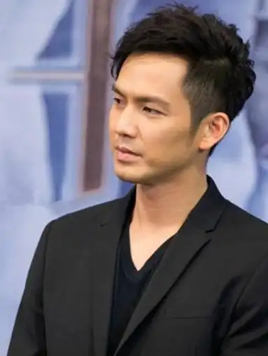 49岁钟汉良疑整容失败,模样大变又黑又瘦老了不止十岁