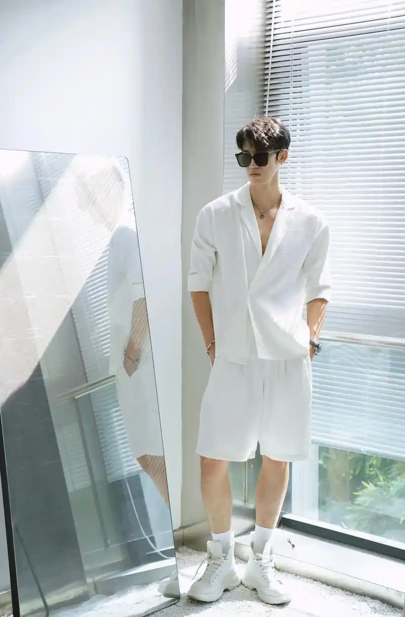 白色西装衬衫套装.