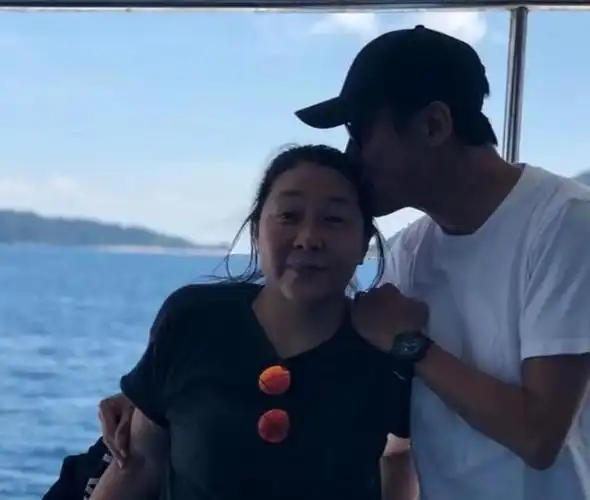 六位娶了丑妻的男星不离不弃36年不嫌弃老婆邋遢